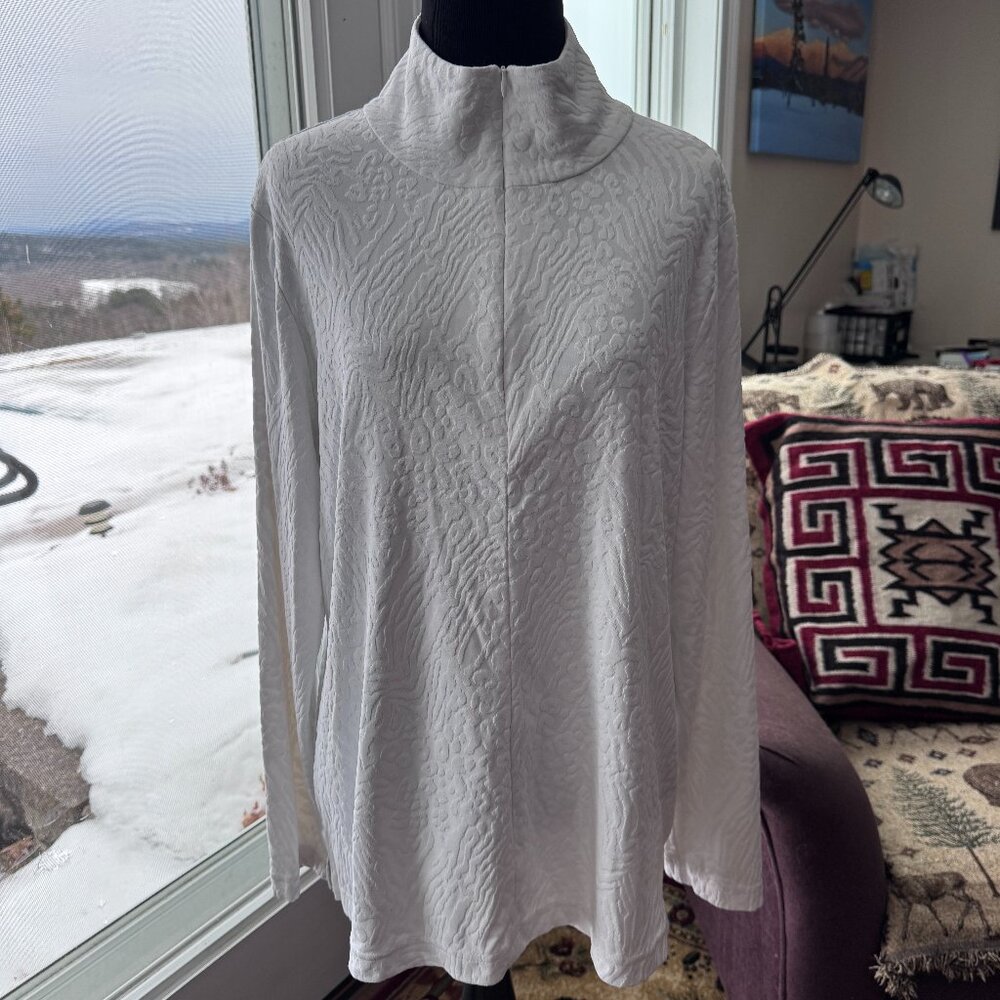 Sno Skins 1/4 zip top. Size XL. White with embossed abstract pattern